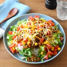 子どもも食べやすい！カラフル野菜のタコライス