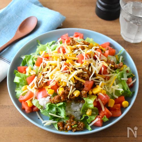 子どもも食べやすい!カラフル野菜のタコライス