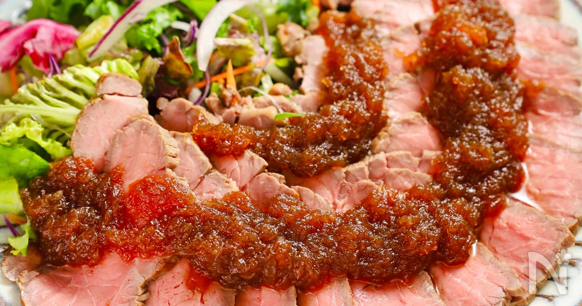 【炊飯器ローストビーフ】玉ねぎとりんごのソースで