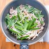 秒でなくなる!シャキ旨!豚ニラもやし炒めの工程2