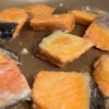 ワンパン10分「鮭ときのこのガリバタ炒め」の工程2