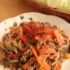 漬け込んで焼くだけ！野菜たっぷりプルコギのレタス包み