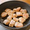 【むね肉と新じゃがのマヨダレがらめ】ビールに最高のやつの工程2