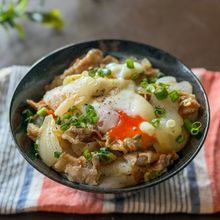 新玉ねぎの豚とろ丼