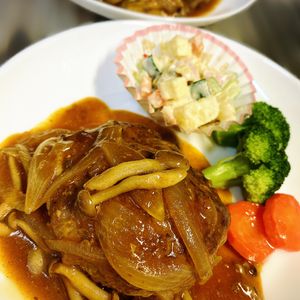 るいこの作ってみた!投稿(【カレー煮込みハンバーグ】家族みんなが喜ぶおかず♡)