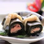 お節料理　サーモンの昆布巻き
