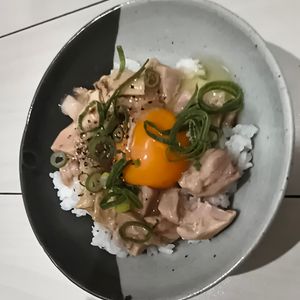 けいぞうの作ってみた!投稿(白ごはんにのせるだけ！忙しい時専用「ヤキトリ親子丼」)