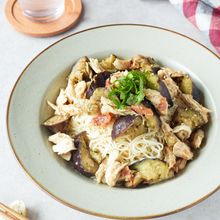 さっぱり旨い!【なすとささみの梅だれ和え麺】