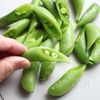レンジで3分!スナップエンドウとベーコンのだし卵あえの下準備