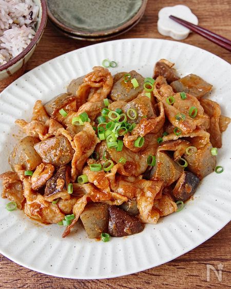 ご飯がすすむ！豚バラこんにゃくの甘辛味噌炒め