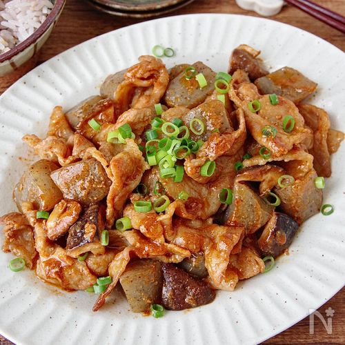 ご飯がすすむ!豚バラこんにゃくの甘辛味噌炒め