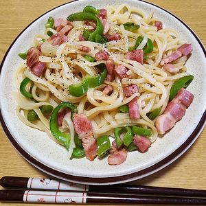 ナムディの作ってみた!投稿(がつんとウマい！【ベーコンとピーマンのガリバタ焼きうどん】)