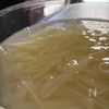驚きの変化球！【千切りカレーポテサラ】の工程2