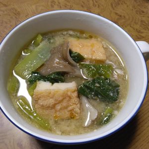 ももの作ってみた!投稿(厚揚げと小松菜と舞茸のごま味噌スープ【#包丁不要】)