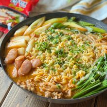 辛ラーメンで作る！野菜たっぷり即席プデチゲ