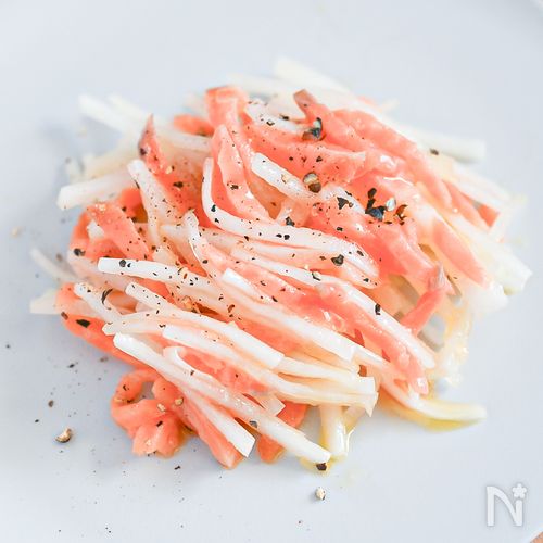 切って和えるだけ！スモークサーモンと大根のサラダ