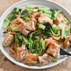 ボリュームたっぷり！鶏もも肉と小松菜めんつゆバターパスタ