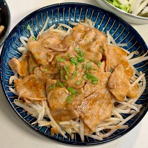 なこちの作ってみた!投稿(ご飯もお酒も進む！『炒めもやしと豚肉の旨だれ～温玉のせ～』)