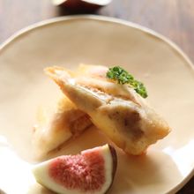 いちじくとチーズの春巻き、デュカ風味