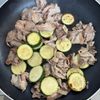 ご飯が進む！【豚こまとズッキーニのポン酢炒め】簡単ワンパン◎の工程2