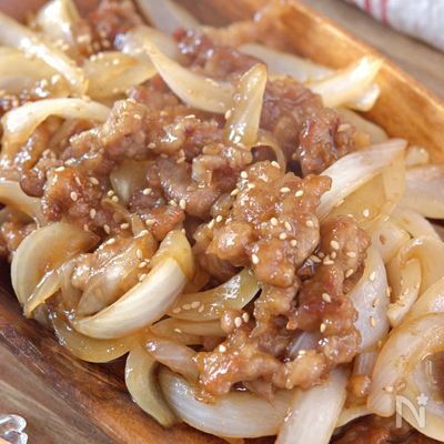 豚こま切れ肉と新玉ねぎの生姜焼き
