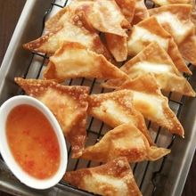 パリッと♪スイートチリソースで食べる2種のチーズ揚げワンタン
