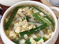 【ニラ玉もやしのやみつき中華スープ】にんにく香る♪