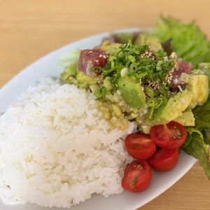 Tsuneaki Okadaの作ってみた!投稿(お買い得なマグロの切り落としで簡単ポキ丼・カフェ風ご飯)