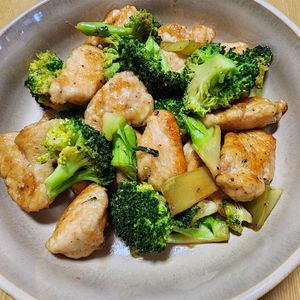 ナムディの作ってみた!投稿(【鶏肉とブロッコリーのガリバタチキン】ごはんがモリモリ進む♡)