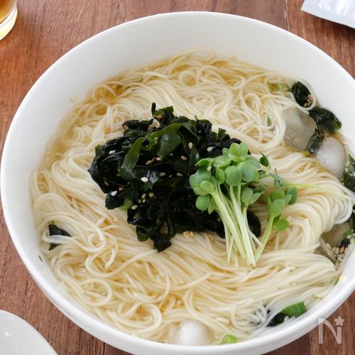 わかめスープの素で簡単！わかめのぶっかけそうめん