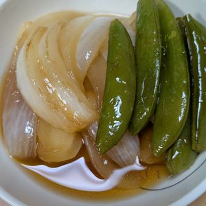 かめちゃん🐢の作ってみた!投稿(焼きスナップエンドウと新玉ねぎで【春の南蛮漬け】)