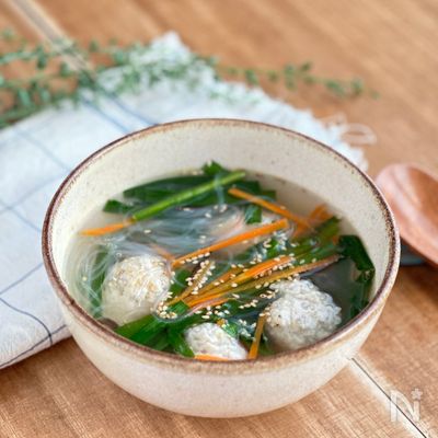 \ボリューム満点/もやし入り鶏団子の中華スープ
