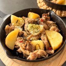 旨み溢れる♪【新じゃがと豚こまの塩昆布アヒージョ】