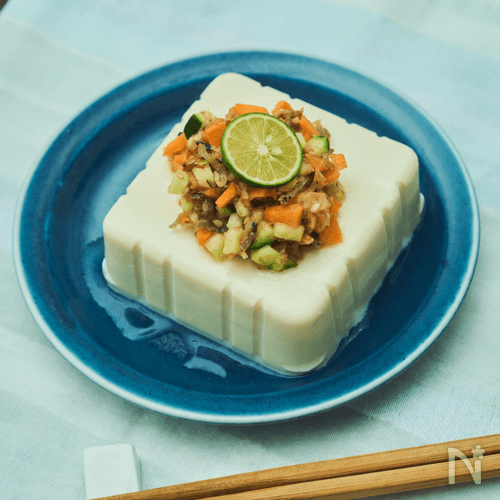 ちりめんじゃこときざみ野菜のすだち梅肉和え 冷奴