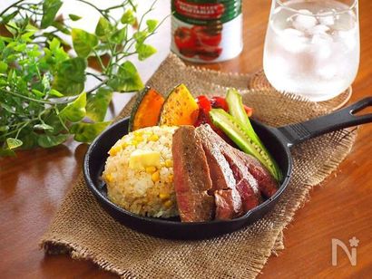 厚切りステーキとバターコーンライスのプレート