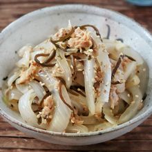 レンチン5分で旨味ぎゅっ【新玉ねぎの塩昆ツナ和え】
