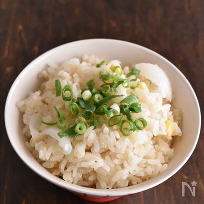 箸が止まらない!コーンと新玉ねぎの丸ごと炊き込みごはん