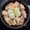 材料４つで春を簡単手軽に♪鶏ももと新玉たけのこの蒸し焼きの工程1
