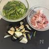 ご飯がもりもり進む!【茄子とほうれん草の豚こま甘酢炒め】の工程1