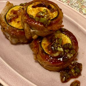 ともとらの作ってみた!投稿(一気に巻くので手間なし♪豚巻きズッキーニの甘酢ねぎ照り焼き)