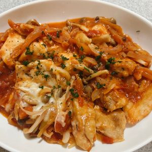 サラの作ってみた!投稿(【鶏むね肉のトマト煮込み】濃厚トマトソースにチーズがとろり♡)