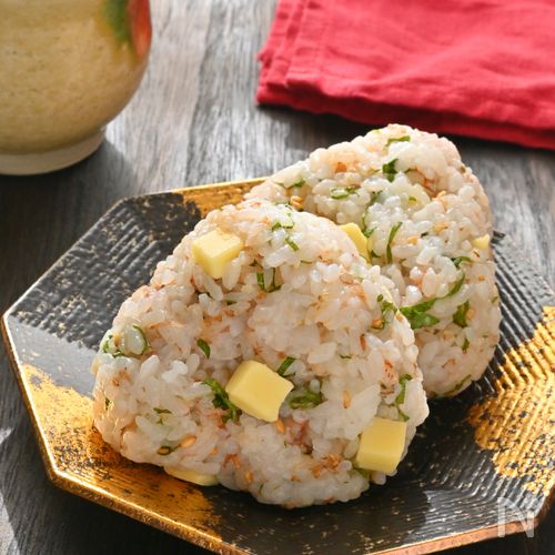 香りで食欲UP！梅味噌チーズおにぎり