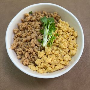 礼ちゃん♡の作ってみた!投稿(5分で絶品!【王道の鶏そぼろ丼】簡単・混ぜるだけ♡)