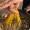 【きのこパスタ】フライパンひとつでガッツリ満足の工程3
