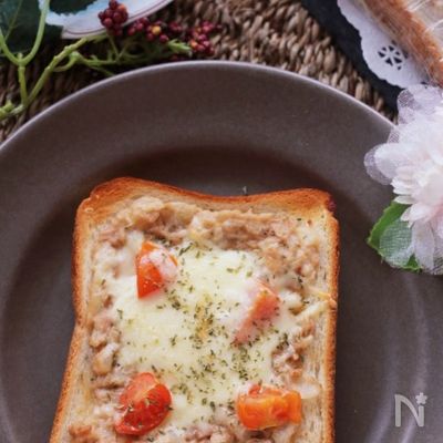トマトの酸味が美味しい♡ツナマヨトマトの冷凍作りおきトースト