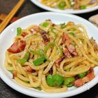 がつんとウマい！【ベーコンとピーマンのガリバタ焼きうどん】