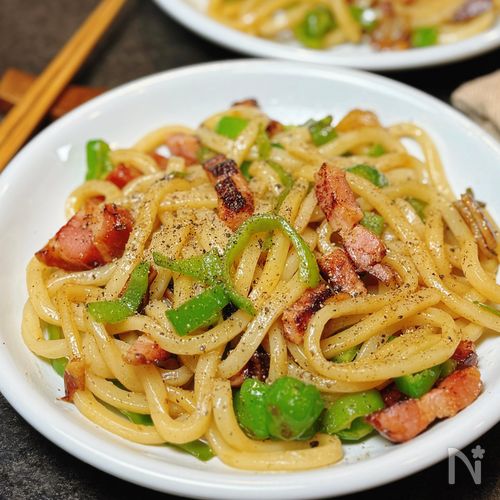 がつんとウマい！【ベーコンとピーマンのガリバタ焼きうどん】
