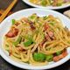 がつんとウマい！【ベーコンとピーマンのガリバタ焼きうどん】