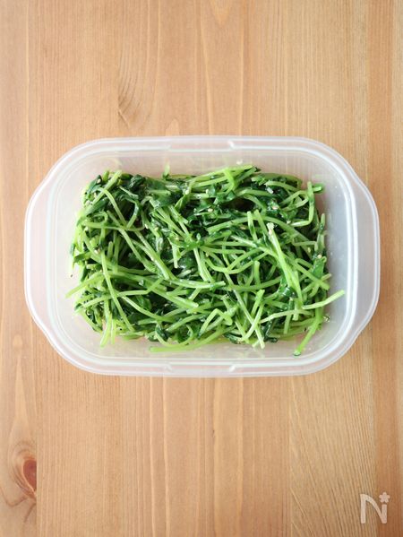 豆苗と調味料を和える