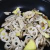 ご飯が進む！【さつまいもと蓮根ときのこのにんにく味噌炒め】の工程4